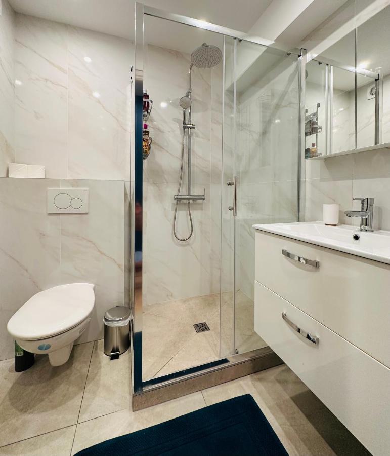 The Nice - 3 Rooms, 3Air Cond, 3Tv, 3Fans, 2 Wc, Wifi Everywhere 5Min Aeroport, Train, Beach, 1Min Tram, 15 Min Centre, Port, Parking Possible المظهر الخارجي الصورة