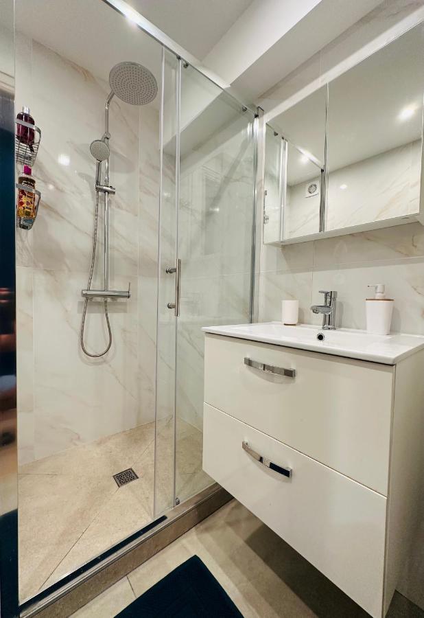 The Nice - 3 Rooms, 3Air Cond, 3Tv, 3Fans, 2 Wc, Wifi Everywhere 5Min Aeroport, Train, Beach, 1Min Tram, 15 Min Centre, Port, Parking Possible المظهر الخارجي الصورة